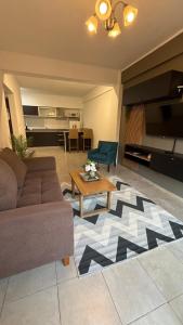 un salon avec un canapé et une table dans l'établissement Departamento Ama con estacionamiento para vehículos chicos, à Villa Dolores