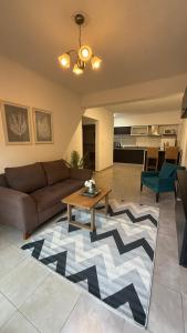 un salon avec un canapé et une table dans l'établissement Departamento Ama con estacionamiento para vehículos chicos, à Villa Dolores