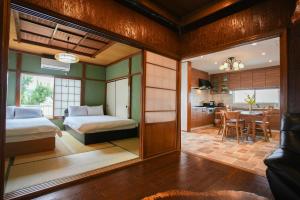 sypialnia z dwoma łóżkami i jadalnią w obiekcie Chiba Resort Near Kujuku Beach w mieście Isumi