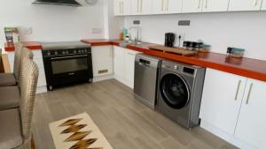 Kuchyň nebo kuchyňský kout v ubytování Azure Cottage Simonstown + 6 fotografií