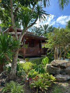 una casa en medio de un jardín en Thip Siam Village, en Ao Nam Mao