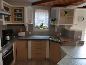 a kitchen with a sink and a window at Schöne Ferienwohnung mit Terrasse in Malterdingen