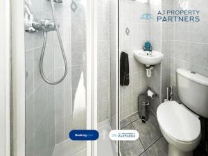 a bathroom with a shower and a toilet and a sink at Premium Deal l Hill View Home l Last-Minute Offer l Cheltenham l AJ Properties l Perfect for Short or Long Stays l 4Beds 4Bedrooms in Cheltenham +37 photos