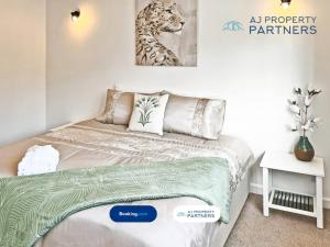 a bedroom with a bed and a picture of a leopard at Premium Deal l Hill View Home l Last-Minute Offer l Cheltenham l AJ Properties l Perfect for Short or Long Stays l 4Beds 4Bedrooms in Cheltenham