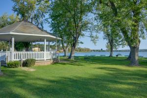 altana w parku obok jeziora w obiekcie Balcony and Scenic Views Chautauqua Lake Retreat w mieście Mayville