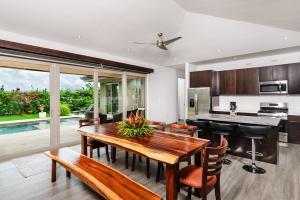 Dapur atau dapur kecil di Contemporary Villa 3 BD 3BA Pool