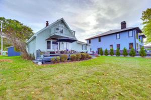 una gran casa blanca con un gran patio en Waterfront Lake City Home with Deck and Boat Dock!, en Lake City