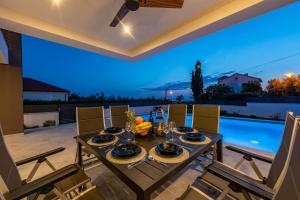 Hồ bơi trong/gần Brand new Villa Olivia 30m from the sea with heated pool and jacuzzi