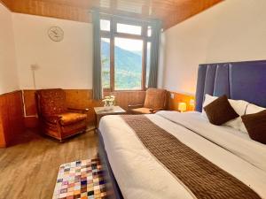 Postel nebo postele na pokoji v ubytování Himalayan River Mountain View 2 Bedrooms Cottage, Manali
