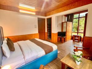 Rúm í herbergi á Himalayan Crescent 2 bedroom luxury independent Villas Manali