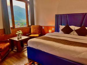 Rúm í herbergi á Himalayan Crescent 2 bedroom luxury independent Villas Manali