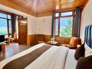 Rúm í herbergi á Himalayan Crescent 2 bedroom luxury independent Villas Manali