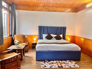 Rúm í herbergi á Himalayan Crescent 2 bedroom luxury independent Villas Manali