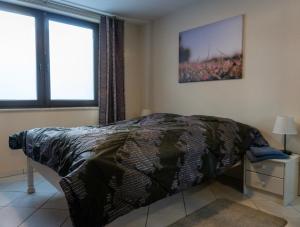 a bedroom with a bed and a picture on the wall at Ferienwohnung im Haus gelbe Lerche in Gockenholz
