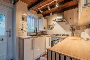 Kuchyň nebo kuchyňský kout v ubytování Cosy Cottage-tiny house