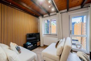 TV a/nebo společenská místnost v ubytování Cosy Cottage-tiny house