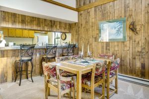 jadalnia ze stołem i krzesłami w obiekcie 6 Mi to Winter Park Resort Fraser Condo with Pool w mieście Fraser