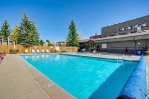 basen na podwórku domu w obiekcie 6 Mi to Winter Park Resort Fraser Condo with Pool w mieście Fraser