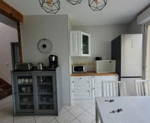 Kuchyň nebo kuchyňský kout v ubytování Kernay, grande maison familiale pour 10 personnes