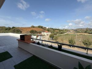 balcón con vistas a un campo en Casa de Férias Lucena, en Lourinhã