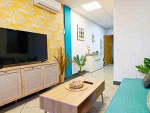 Televízia a/alebo spoločenská miestnosť v ubytovaní Apartamento El Dorado cerca del mar