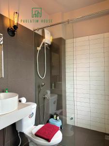 Salle de bains dans l'établissement Paulatim House Saigon