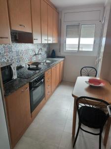 Η κουζίνα ή μικρή κουζίνα στο Apartamento 50 metros del mar