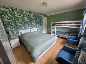 Postel nebo postele na pokoji v ubytování Kernay, grande maison familiale pour 10 personnes