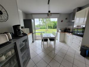 Kuchyň nebo kuchyňský kout v ubytování Kernay, grande maison familiale pour 10 personnes