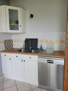 Kuchyň nebo kuchyňský kout v ubytování Kernay, grande maison familiale pour 10 personnes