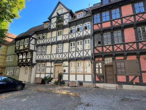 Un gran edificio con un coche aparcado delante. en Anno 1577 - Marktkirchhof 6, en Quedlinburg