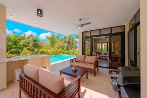 Kolam renang di atau dekat dengan Luxury Villa Private Pool, Bar, open air shower, 100MB and Lush Garden