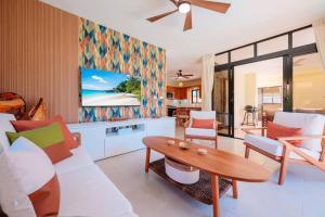 Ruang duduk di Luxury Villa Private Pool, Bar, open air shower, 100MB and Lush Garden