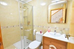 ein Badezimmer mit Dusche, Toilette und Waschbecken in der Unterkunft Casa Limoncello 2-bedrooms Calas del Pinar in San Juan de los Terreros + 38 Fotos
