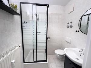 Un baño con ducha, inodoro y lavabo. en JINO Pirna I modern - Top Lage - Balkon, en Pirna