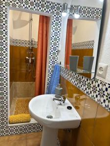 Ένα μπάνιο στο EL PARAISO, Apartamento en Mijas Pueblo con bonitas vistas a la costa y con piscina