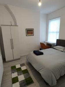 En eller flere senge i et værelse på Alton Rd guesthouse