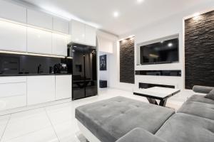 una sala de estar con un sofá y una mesa en White Luxury Apartment, en Katowice 24 fotos más