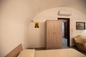 a bedroom with a bed and a cabinet in a room at Le 4 Stagioni-nelcuorediCorleone in Corleone