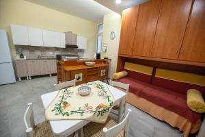 a small kitchen with a table and a couch at Le 4 Stagioni-nelcuorediCorleone in Corleone