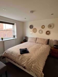 Un dormitorio con una cama con una bandeja encima. en Town centre apartment with parking, en Wallingford