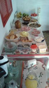 einen Tisch mit vielen verschiedenen Arten von Lebensmitteln in der Unterkunft Pousada Vó Nita in Penha
