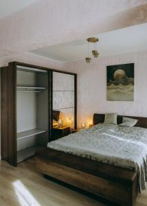 a bedroom with a large bed in a room at Dina Lux Iasi Apartment in Iaşi
