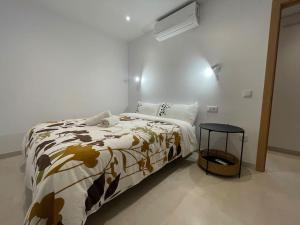 エンプリアブラバにあるVilla moderna piscina privadaのベッドルーム1室(ブラウンと白の毛布付きのベッド1台付)