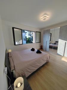 ein Schlafzimmer mit einem großen Bett und einem großen Fenster in der Unterkunft LA TERRAZZA - Very Quiet - Free park - 3 min from Varese center and lake - AIR Conditioning - Cycling friendly in Varese