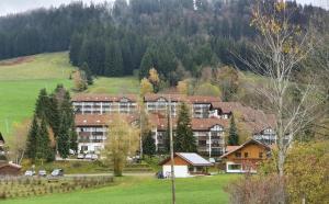 a large building in the middle of a green field at Familienauszeit Indoorpool, Sauna, optional Vielpass Karte, Netflix, Disney, inkl Bettwäsche Handtücher Reinigung , 100 MBit Internet in Missen-Wilhams