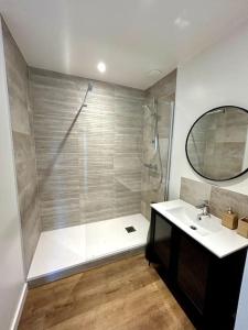 un baño con ducha y lavabo en Bel Appartement face mer, en Billiers