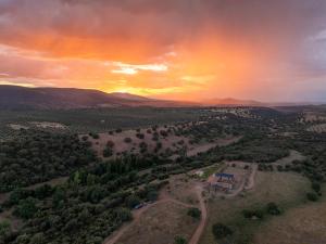 eine Luftansicht eines Feldes mit Sonnenuntergang in der Unterkunft CORK VALLEY - Pet Friendly & Only Adults in Hontanar + 8 Fotos