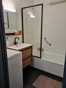 une salle de bain avec une douche, un lavabo et une baignoire dans l'établissement Le refuge, à Samoëns