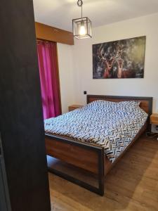 un lit dans une chambre avec une photo de cerf sur le mur dans l'établissement Le refuge, à Samoëns